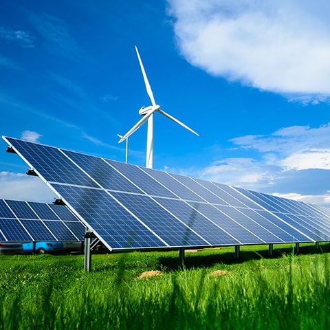 太陽光発電＋風力発電のハイブリット施設の写真