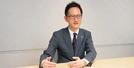 有資格の文書管理の専門家がコンサルティングを行う様子
