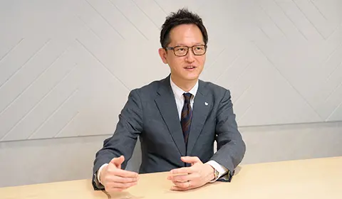 有資格の文書管理の専門家がコンサルティングを行う様子