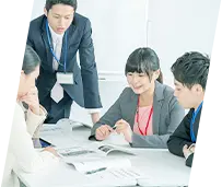 オペレーション研修をしているイメージ写真